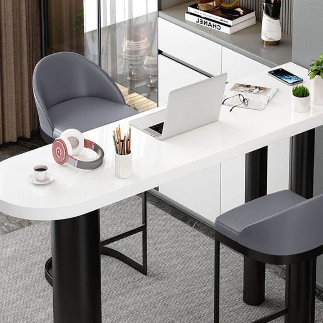 Table de bar spécialisée avec des jambes en métal table de pub contemporaine blanche pour la maison