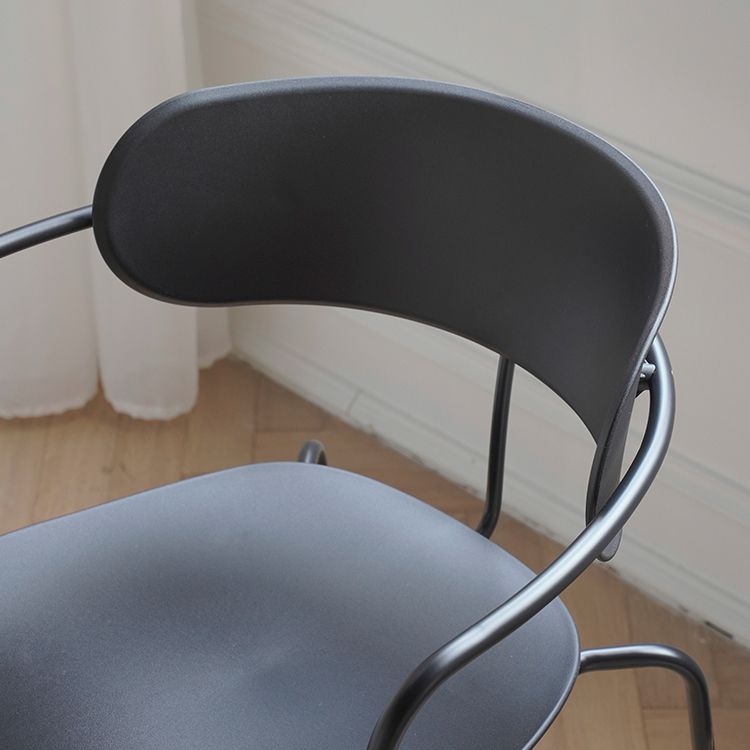 Hedendaagse stijl Open Back Plastic Dining Arm stoel met metalen benen voor thuis
