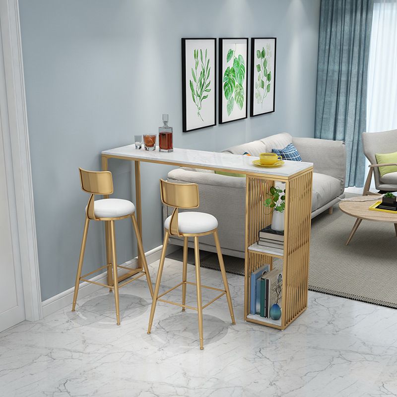 Mesa de pub con base dorada, mármol sintético y mesa de bar blanca con 2 estantes