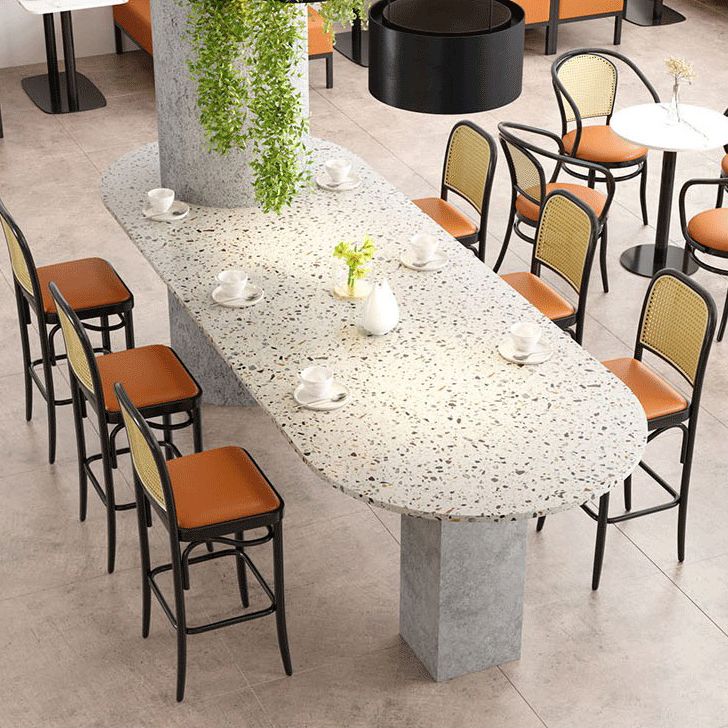 Cabillo contemporáneo y taburete marrón con 4 patas en negro