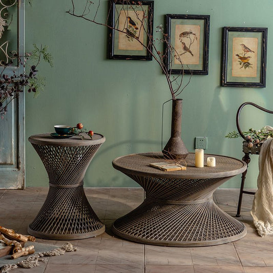 リビングルーム用の丸い熟成フレームベースを備えたフランスのカントリースタイルのサイドテーブル