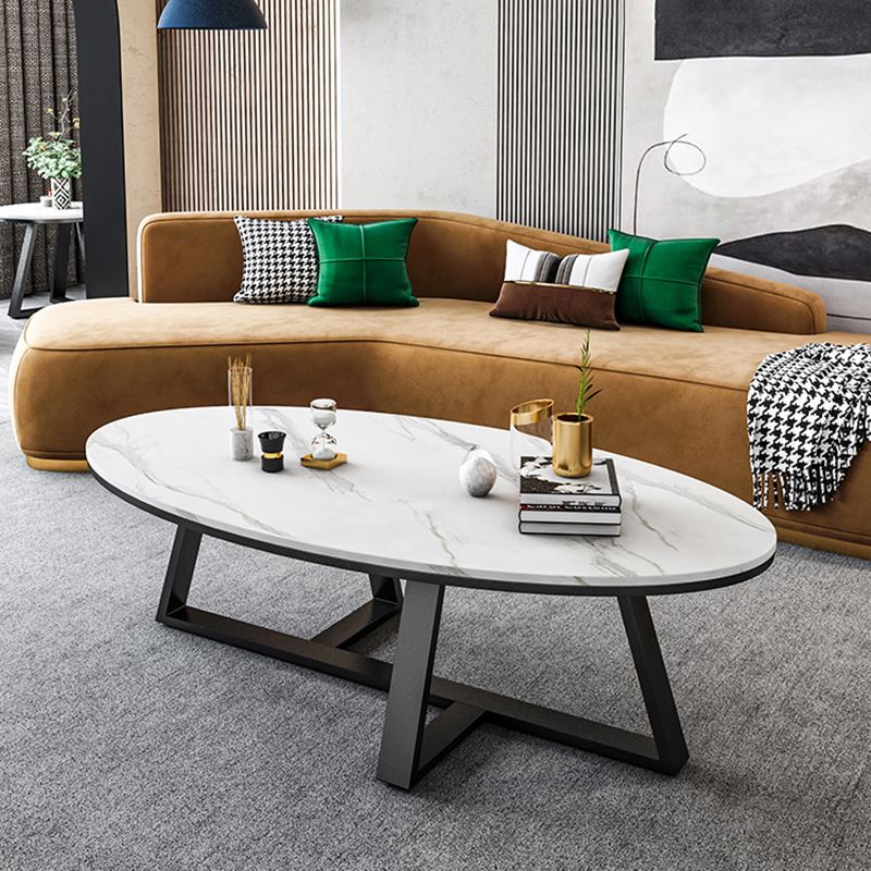 脚のコーヒーテーブルラウンド/楕円形のカクテルテーブルは金/黒い脚