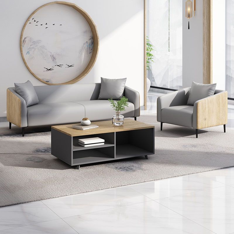 モダニズムフェイクレザーソファタキシードアームソファと木目アクセント