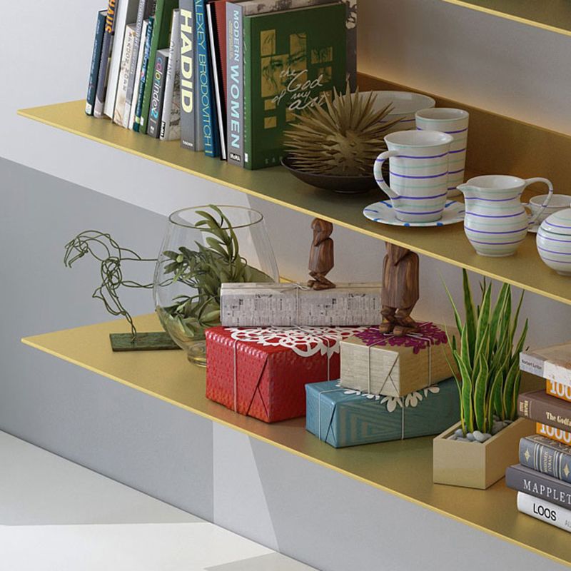 モダンな金属製の本棚1層の壁に囲まれた本棚が磨かれています。