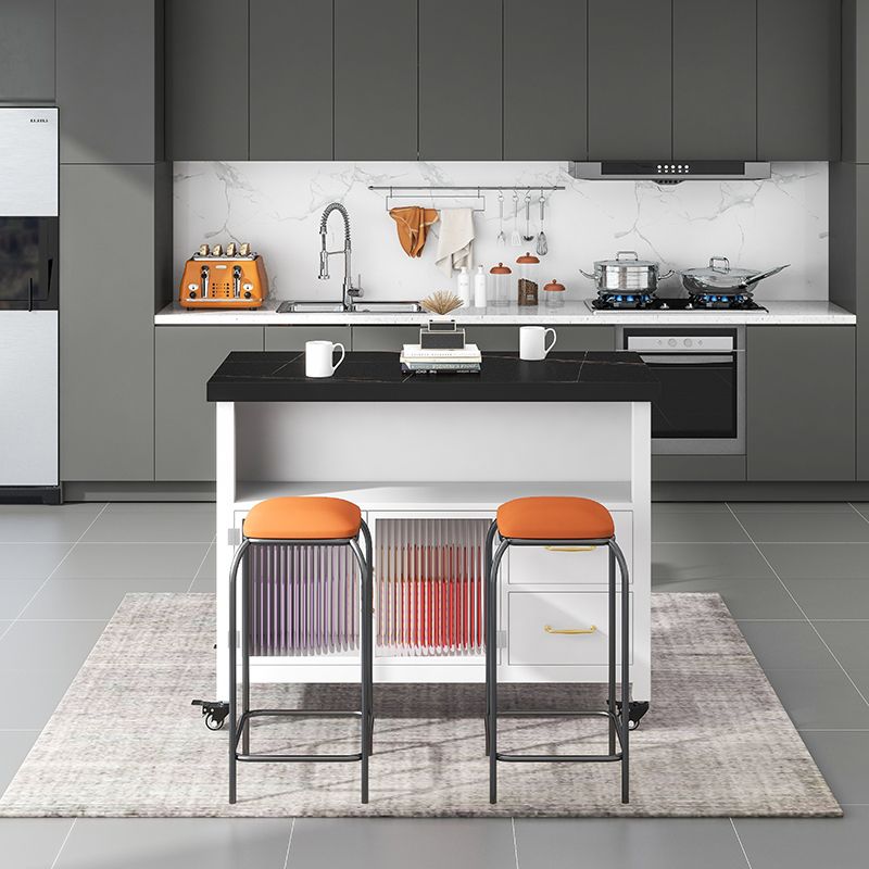 Table de l'îlot de cuisine à la maison