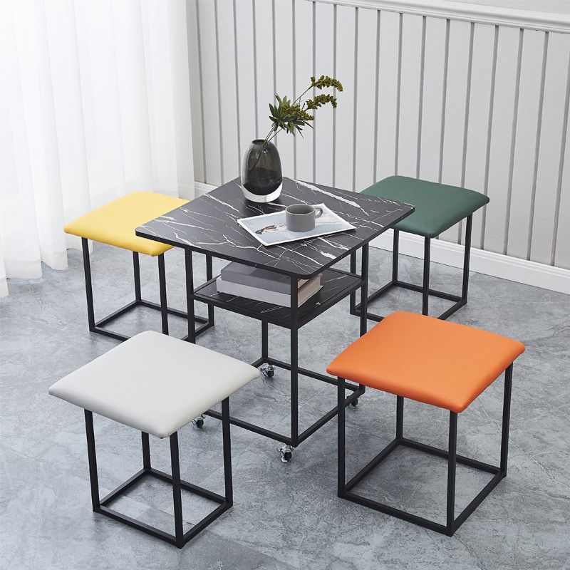 Set di dinette a 5 pezzi moderni con tavolo da pranzo in legno fabbricato e 4 sedie