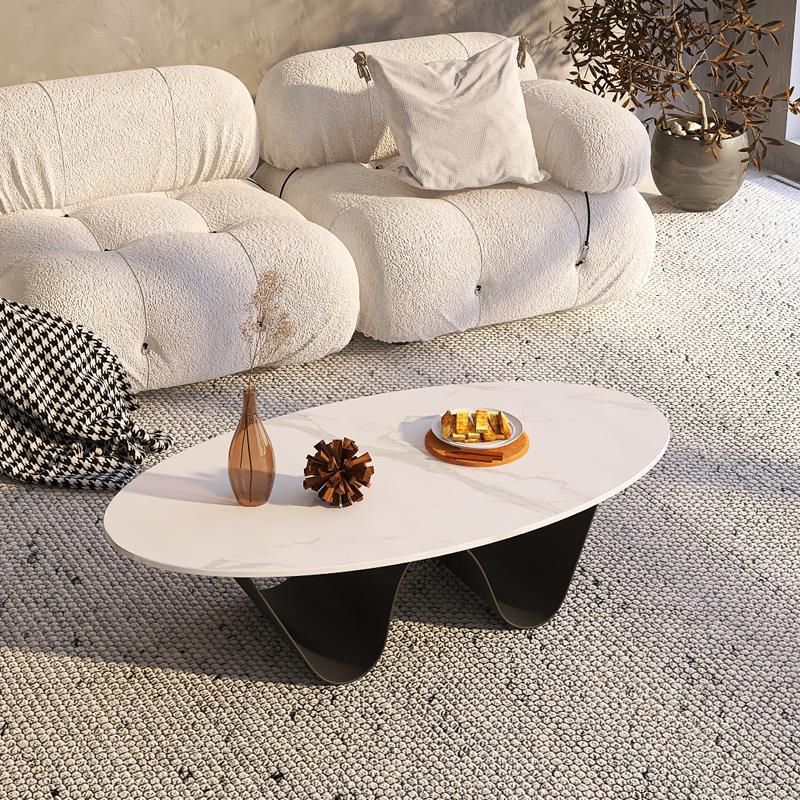 Tavolino top in pietra in stile glam con base in acciaio nel tavolo da cocktail ovale