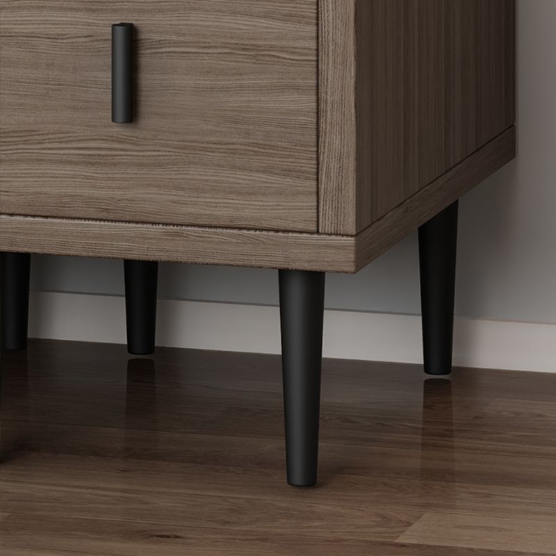 Hedendaagse verticale opslagkist in de borst slaapkamer in bruin met laden