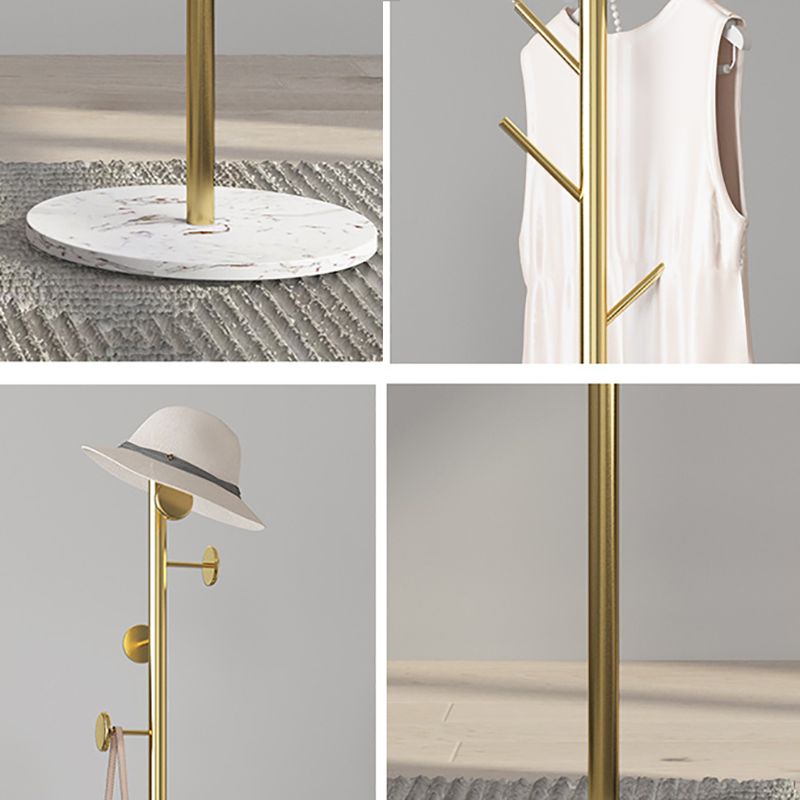 Modernos colgadores de metal enmarcado sin pie con ganchos en el árbol del salón