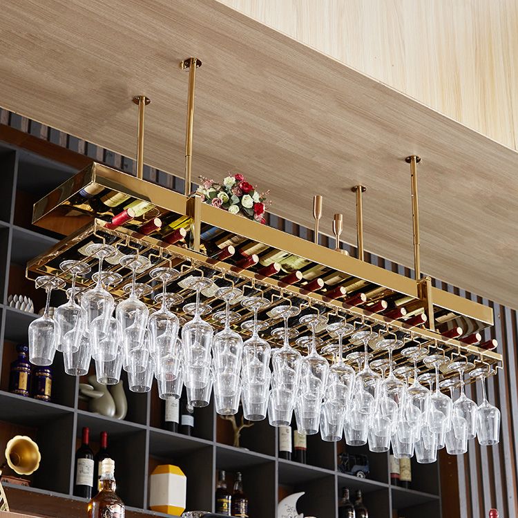 Gouden metaalhangende wijnhouder met glazen houder en opslagplank