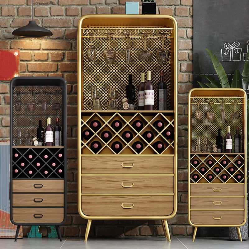 Bouteille de vin au sol industriel et rack de verre en métal.