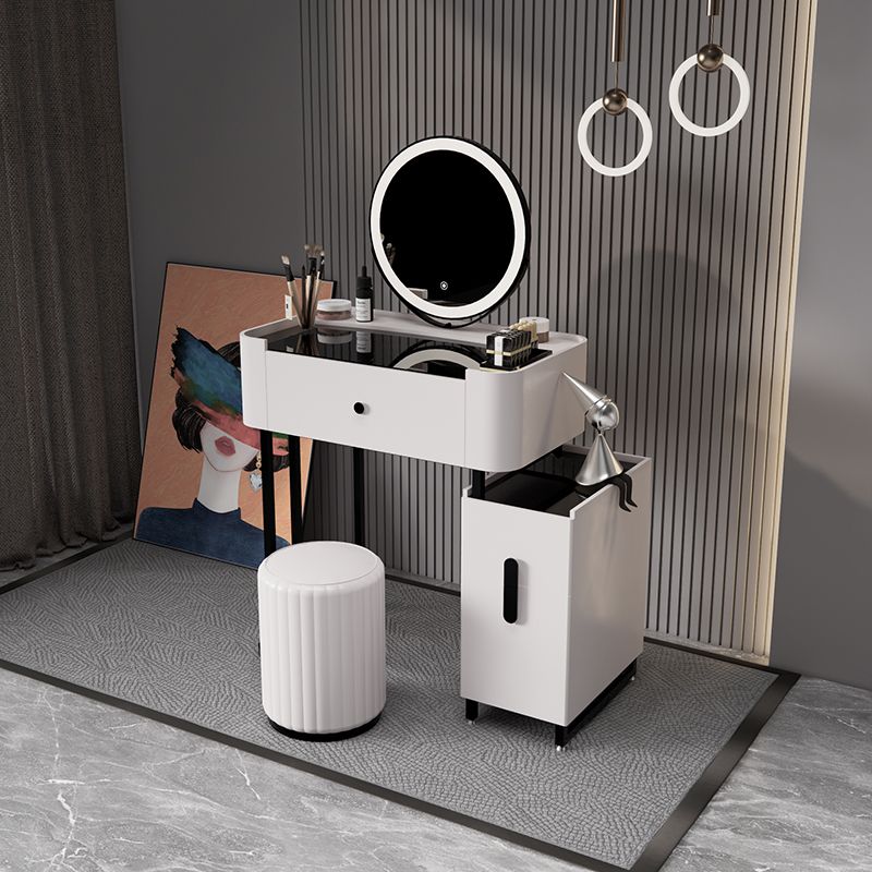 Copeador de maquillaje de cuero moderno de tocador moderno de mediados de siglo con espejo y taburetes
