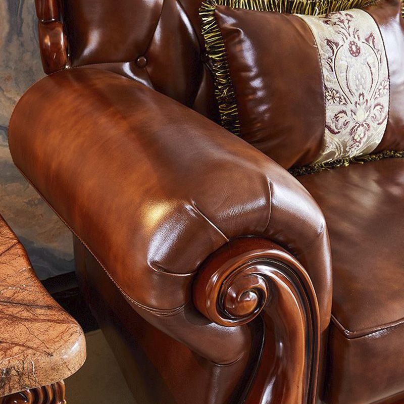 茶色の枕が付いた伝統的な房状のスプリットバック座席フレアアームソファ