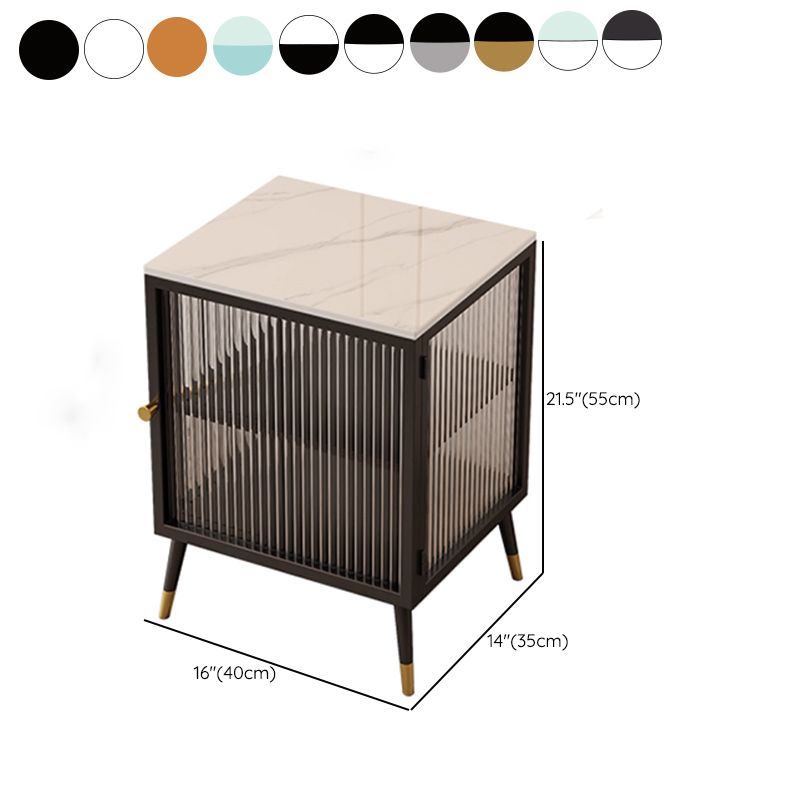 Comodino di accento metallico mobile contemporaneo con porta