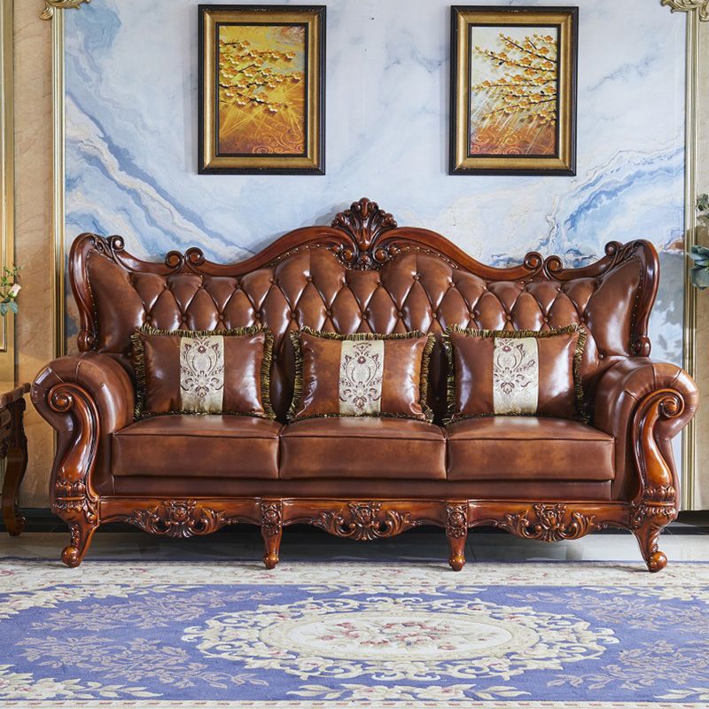 茶色の枕が付いた伝統的な房状のスプリットバック座席フレアアームソファ