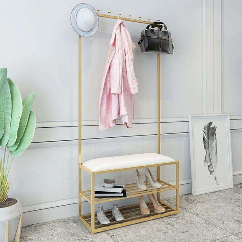 Hallbaum mit Lagerregalen und Bank moderner Metallhalle Ständer