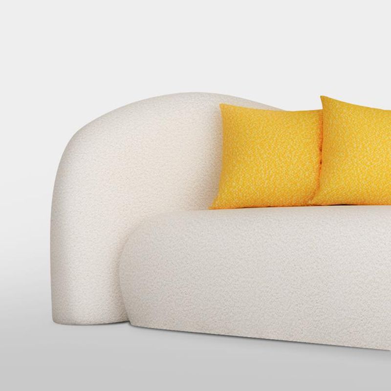 Divano beige e grigio scuro smoking a sedere con cuscini per l'appartamento