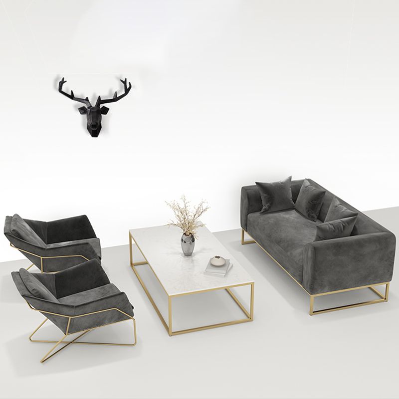 Divano a cornice dorata con cuscino posteriore e braccio di smoking per l'appartamento