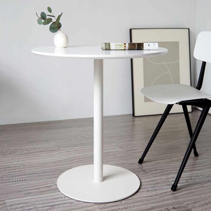 Table d'appoint supérieur rond en métal du milieu du siècle