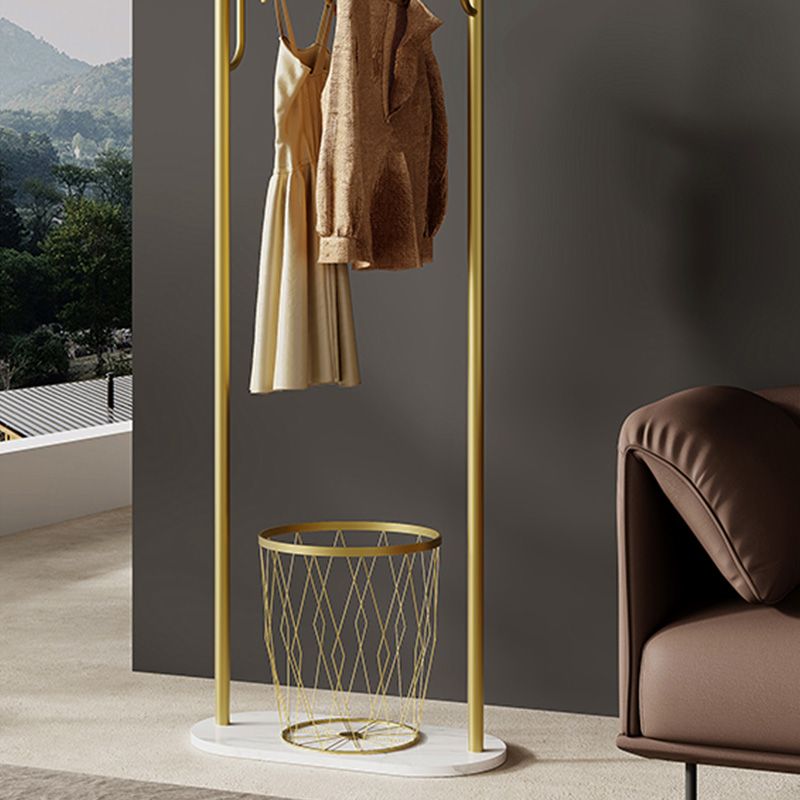 Pastel de colgilla de ropa de metal moderna con fondo de mármol