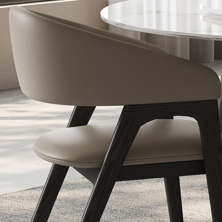 Open rugarm gestoffeerd en massief houten dineren accentstoel