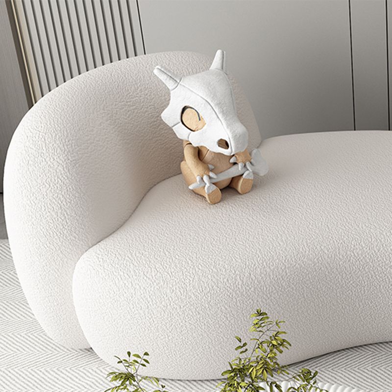 Moderne stijl bank met gebogen rug en gewatteerde sponszitting bank