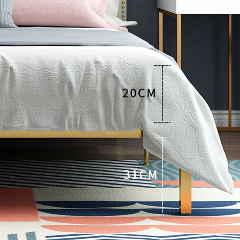 Letto rivestito in un chiodo con telaio in metallo in metallo in oro