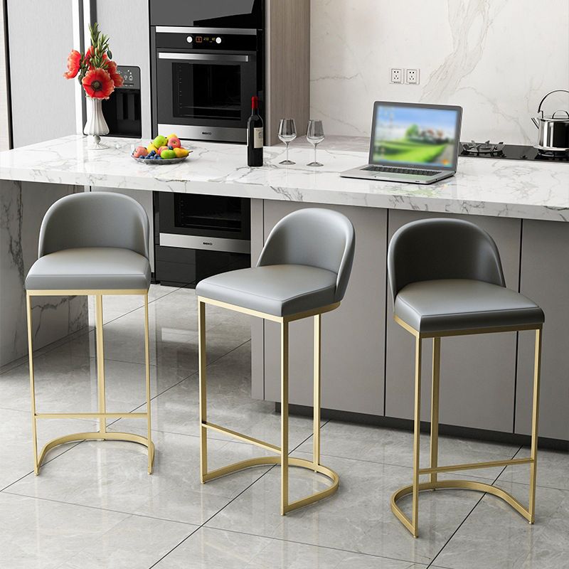 Glam Grey Metal Barstool Faux Cuero Tapato tapizado con base de oro con base de oro