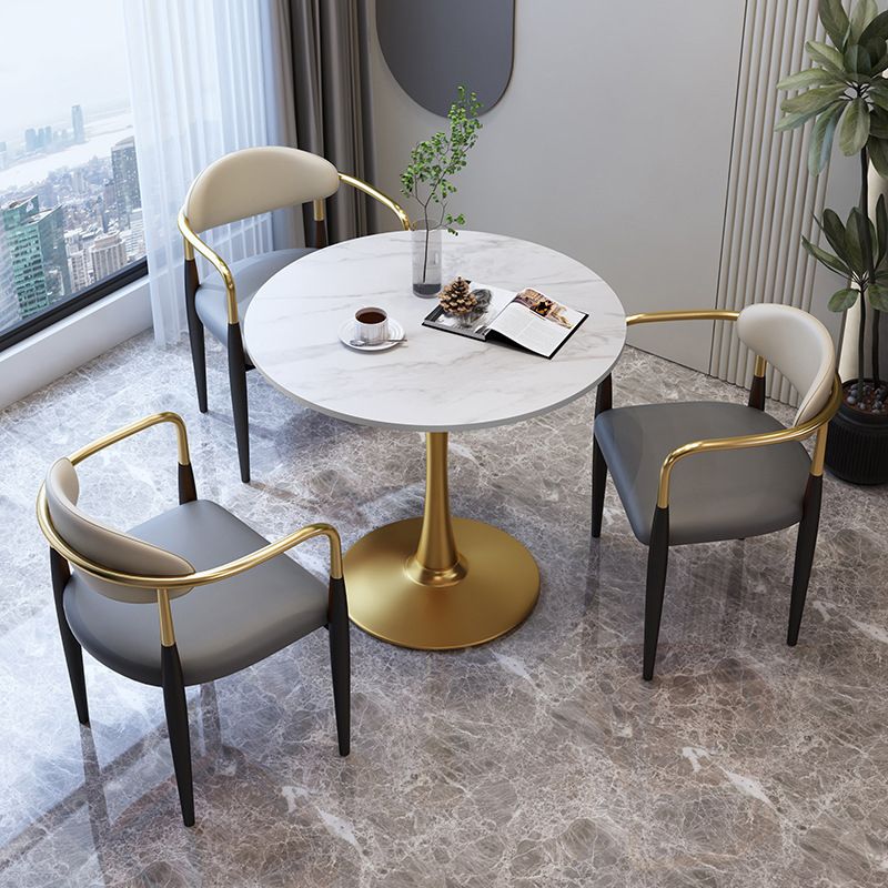 Traditionele luxe eettafel Stenen eettafel met metalen onderstel