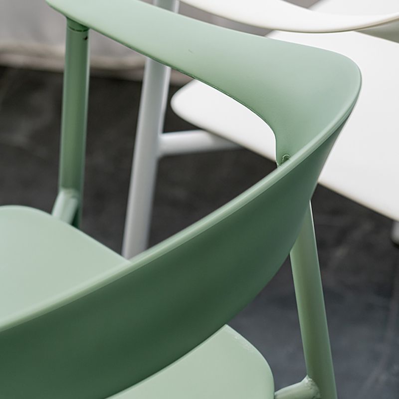 Moderne open achterzijde stoel plastic eetkamerstoel met metalen basis