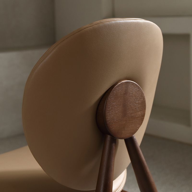 Sedia laterale in legno massiccio contemporaneo imbottito.