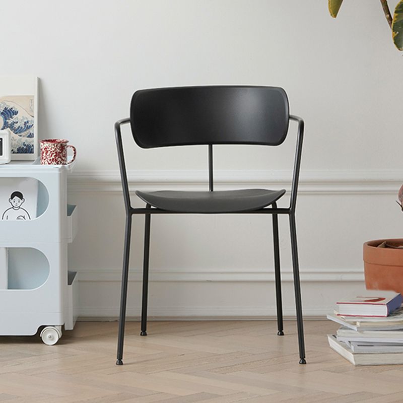 Hedendaagse stijl Open Back Plastic Dining Arm stoel met metalen benen voor thuis