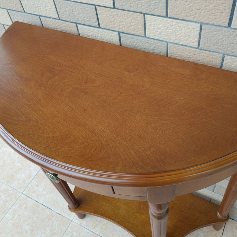 Table de console moderne du milieu du siècle en bois.