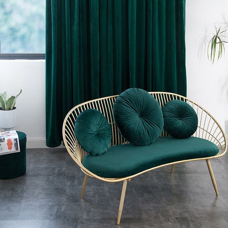 Canapé de bras en pente moderne dans un canapé à cadre en métal doré avec 3 oreillers