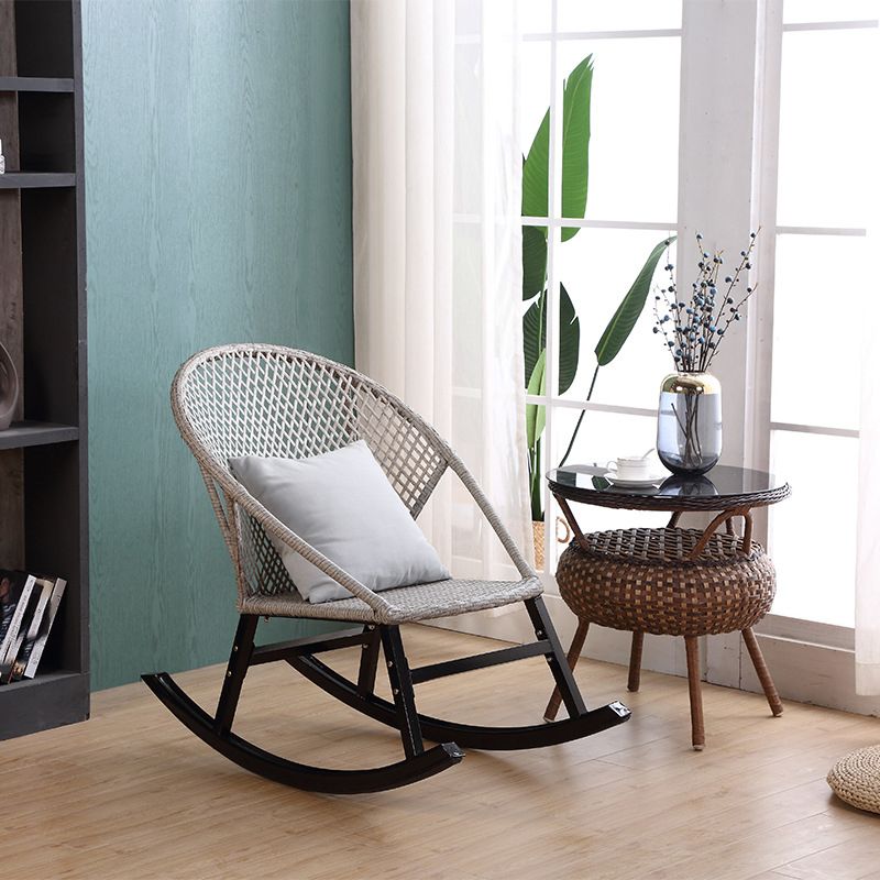 Rattan Rocker Chair Mitte des Jahrhunderts moderner Schaukelstuhl mit grauem Rahmen