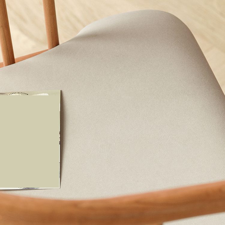 Eigentijdse huis eetstoel vaste houten lat achter eetstoel