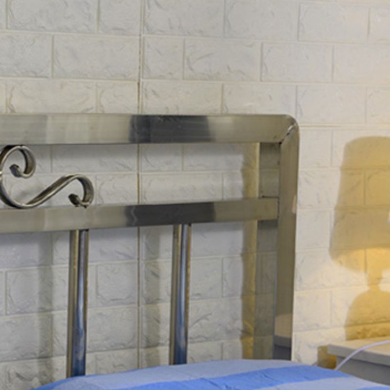 Letto moderno in acciaio argento letto rettangolare standard con gambe metalliche