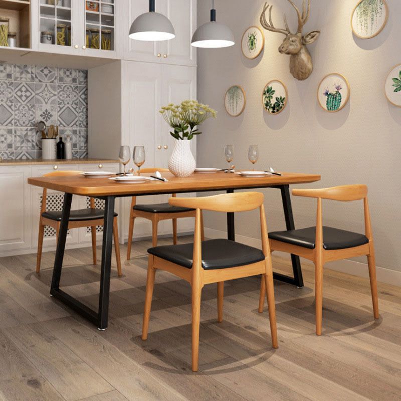 Tavolo da pranzo in legno in legno tavolo rettangolo industriale con base in slitta in nero