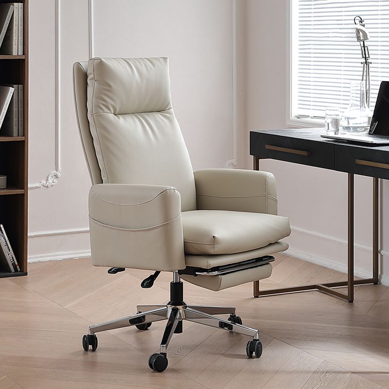 Silla moderna de gerente de brazos fijos Silla ajustable en altura con ruedas