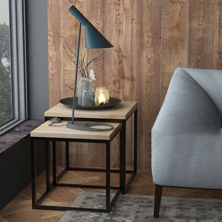 Set di tavolini da caffè nidificante scandinavo con top in legno massiccio e base di ferro