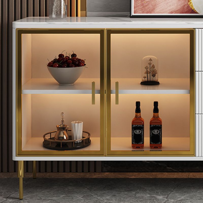 Table du buffet en bois et en pierre avec tiroirs serveur de restauration glamour