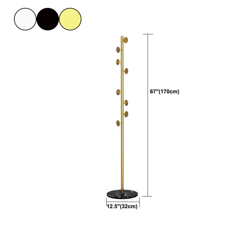 Hermosos ganchos de colgra de abrigo estante de abrigo de metal de pie con fondo de mármol