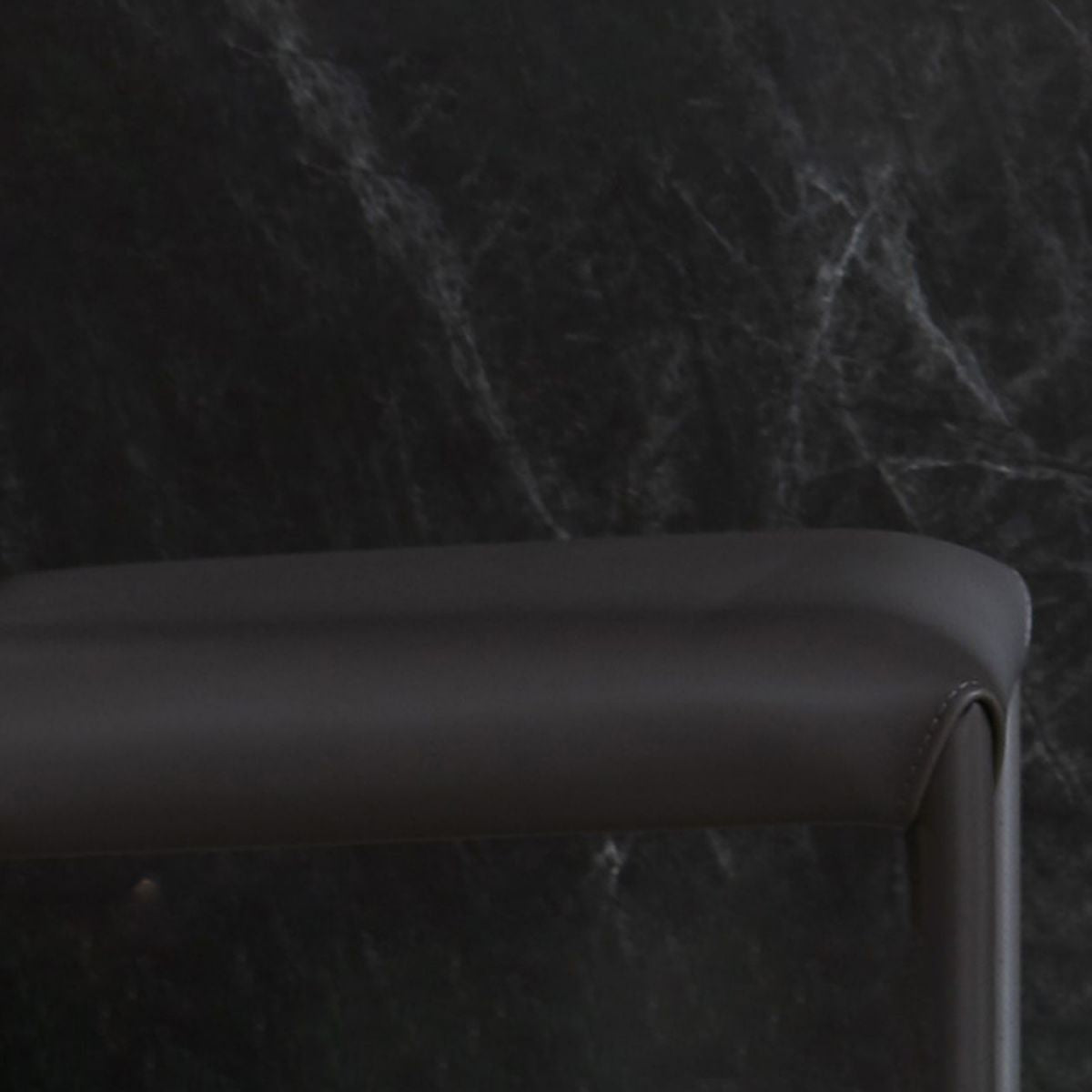 デザイナースタイルのホテルウィングバックチェアレザーマット仕上げダイニングチェア