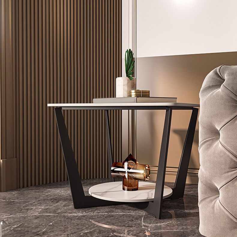 Mesa de pizarra cuadrada de las patas cruzadas contemporáneas con estante