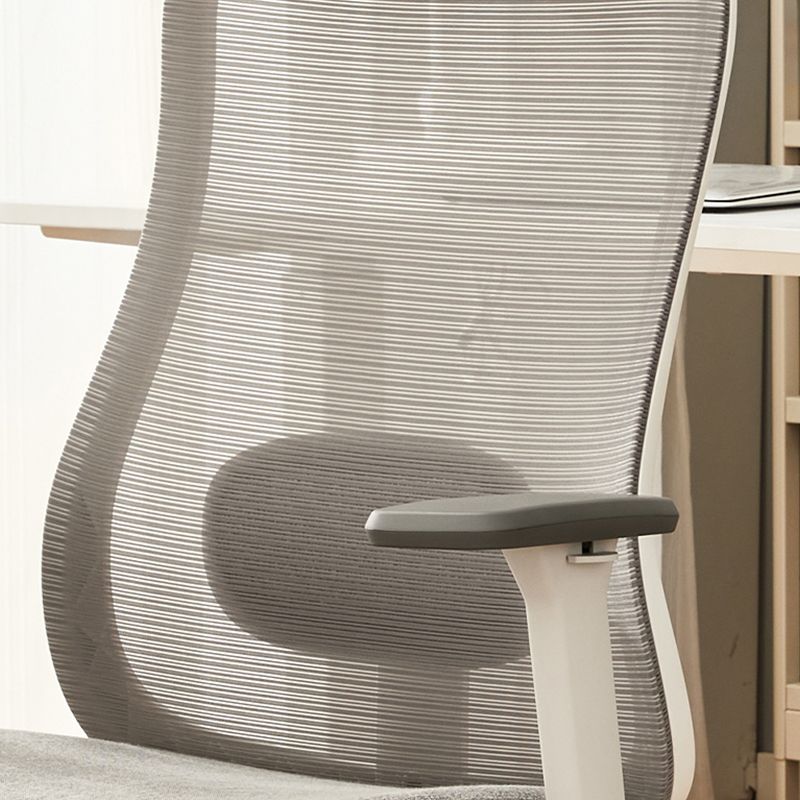 モダンな取り外し可能な武器椅子の傾きメカニズムホイール付き人間工学に基づいたデスクチェア