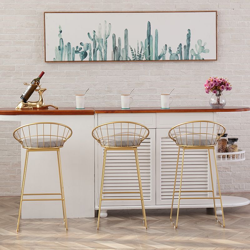 Moderno poggiapiedi poggiapiedi sgabello da bar sul secchio posteriore per caffetteria