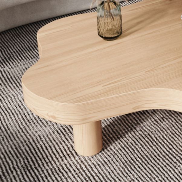 Tavolino in legno massiccio di forma libera con 3 gambe tavolo da cocktail