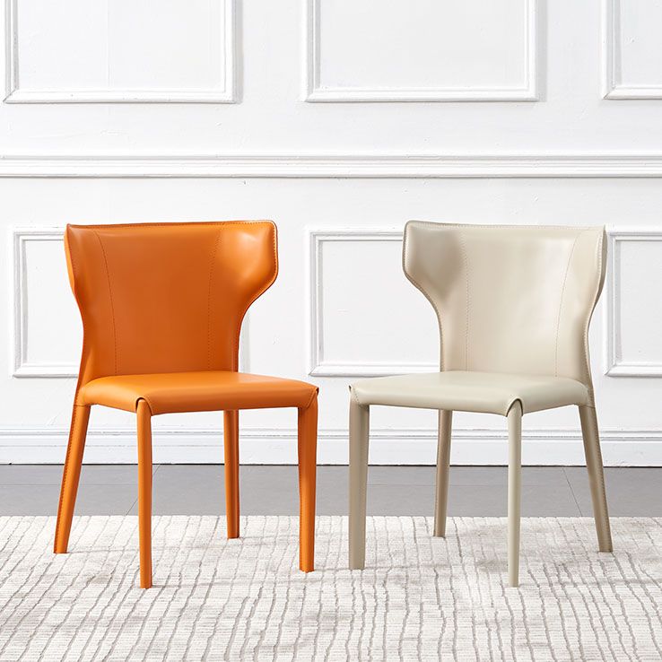 Zeitgenössischer Leder -Essstuhl Wingback -Seitenmöbel im matten Finish für Zuhause