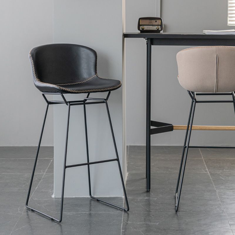 Moderner Rückenlehre Armless Counter Stool Iron Bar Stuhl mit schwarzer Metallbasis