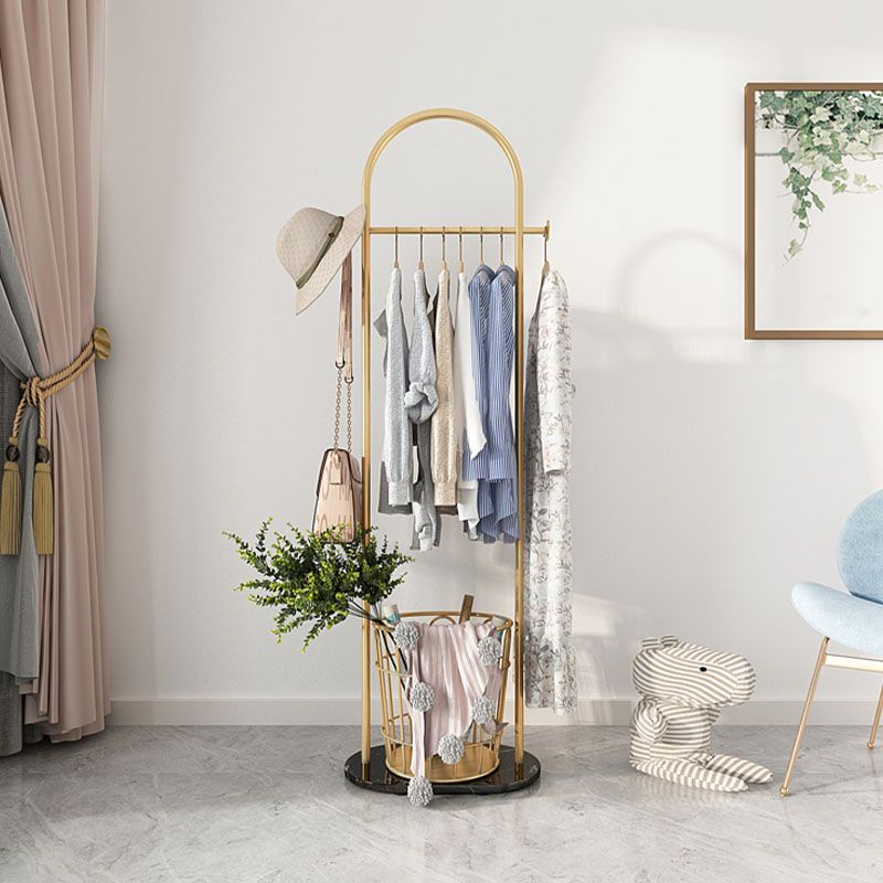 Zeitgenössischer Kleiderbügel mit marktorientiertem Metall -Rack mit Marmorboden